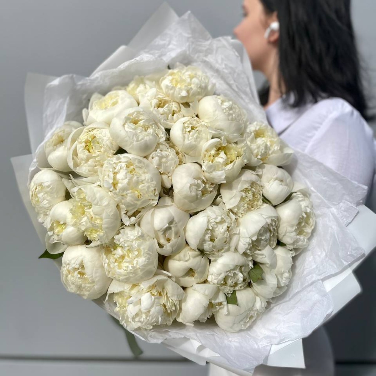 букет белые пионы